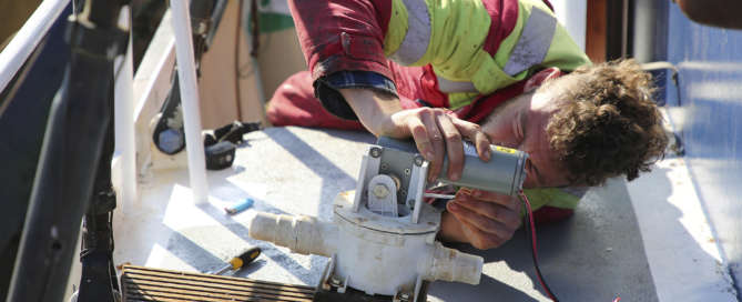 Thibaut profite du soleil islandais pour travailler sur le pont