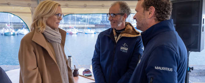 Pere et prof Dan McGinnis avec la consule suisse